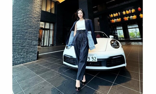 【 矢沢心 】　「ポルシェ911カレラ・カブリオレ」と２ショット　「風が強くて　雨が降ったり　止んだり　自然に任せた撮影だった」　撮影時のオフショットを公開　|TBS NEWS DIG