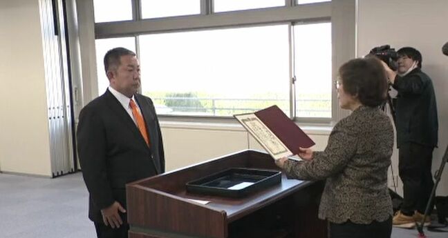 「復旧・復興最優先に」内灘町長選挙初当選の生田勇人氏に当選証書|TBS NEWS DIG