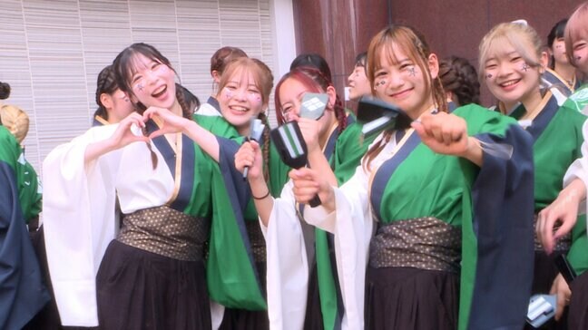 「なんで今なの…」出発直前に"南海トラフ地震臨時情報"人数は半分に…それでも残されたメンバーは、参加できなかった仲間の"名前入り鳴子”を手に、本場・高知の“よさこい祭り”で躍動|TBS NEWS DIG