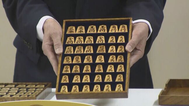 震災で倒壊した家から見つかった“駒”　藤井聡太八冠（21）の同学年対決で使われる 「特別な駒だと思うので いい将棋に」|TBS NEWS DIG