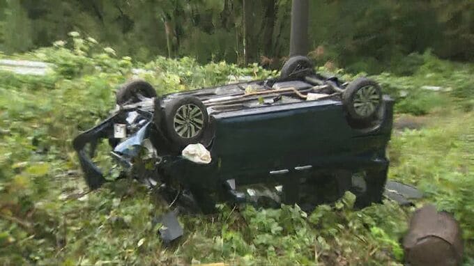 国道脇に横転、大破…高齢男女4人が乗る車がガードレールに衝突　後部座席の2人が重体　対向車線にはみ出したか　|　BSSニュース | BSS山陰放送