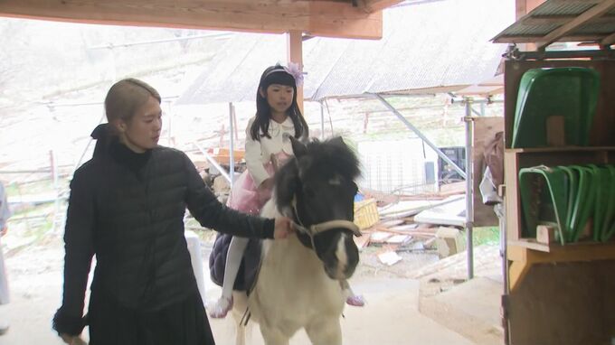 ポニーに乗って旅立ち…牧場併設のこども園で卒園式　自然の中でのびのび育てるこども園　贈る言葉は「大丈夫は魔法のことば」　|　BSSニュース | BSS山陰放送