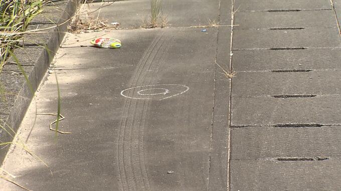 車道をはみ出すタイヤ痕　南城市でひき逃げ　88歳の女性が重傷　事故翌朝に40代の男逮捕　|　沖縄のニュース｜RBC 琉球放送