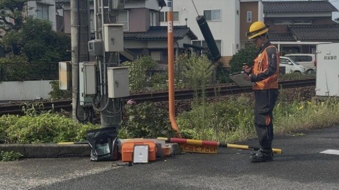 JR駅構内の踏切で、車が遮断機にぶつかり1本折れる…作業員が現場に立って車両に遮断機が降りることを知らせるなどの対応　JR境線|TBS NEWS DIG