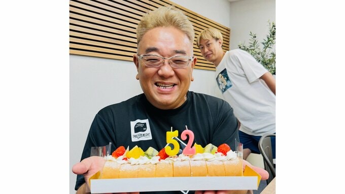 脳梗塞 休養中【サンド・伊達みきお 】52歳誕生日に笑顔の近影公開　後輩・お見送り芸人しんいちの祝福に「食べないで下さい！」　ファン「顔が見れてホッとした」|TBS NEWS DIG