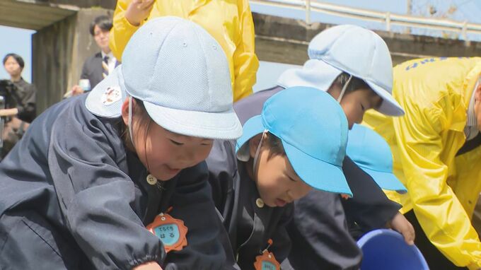 「大きくなあれ」金沢市で保育園児らが川に稚アユ放流|TBS NEWS DIG