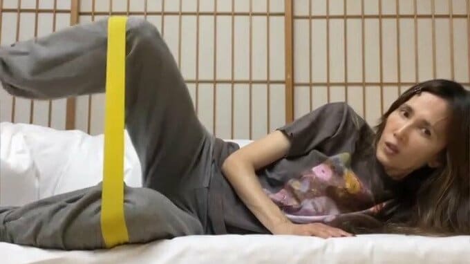 【 工藤静香 】「#ダラエクです」　コンサート前日に旅館の畳の上でエクササイズ　 “熱くなってから3回だって”  “顔に心臓” |TBS NEWS DIG