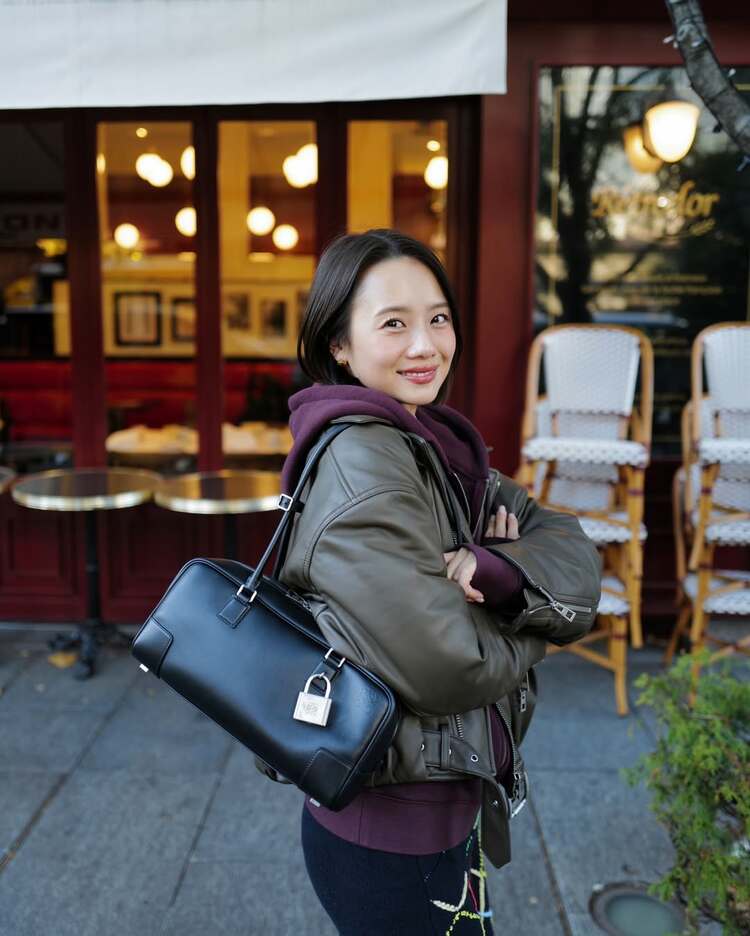 モデル・伊原葵 】 結婚を発表 「We got married」 幸せ溢れるモノクロ