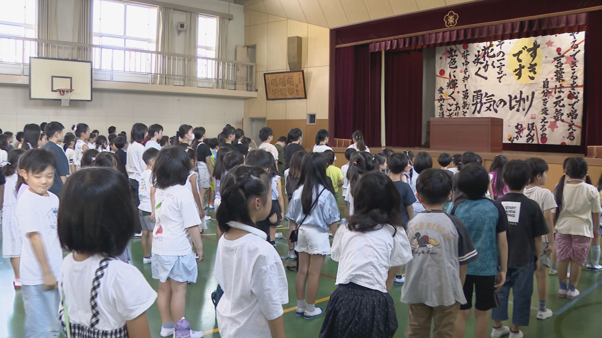 猛暑の中で2学期スタート でも始業式の体育館はクーラー無し 熱中症