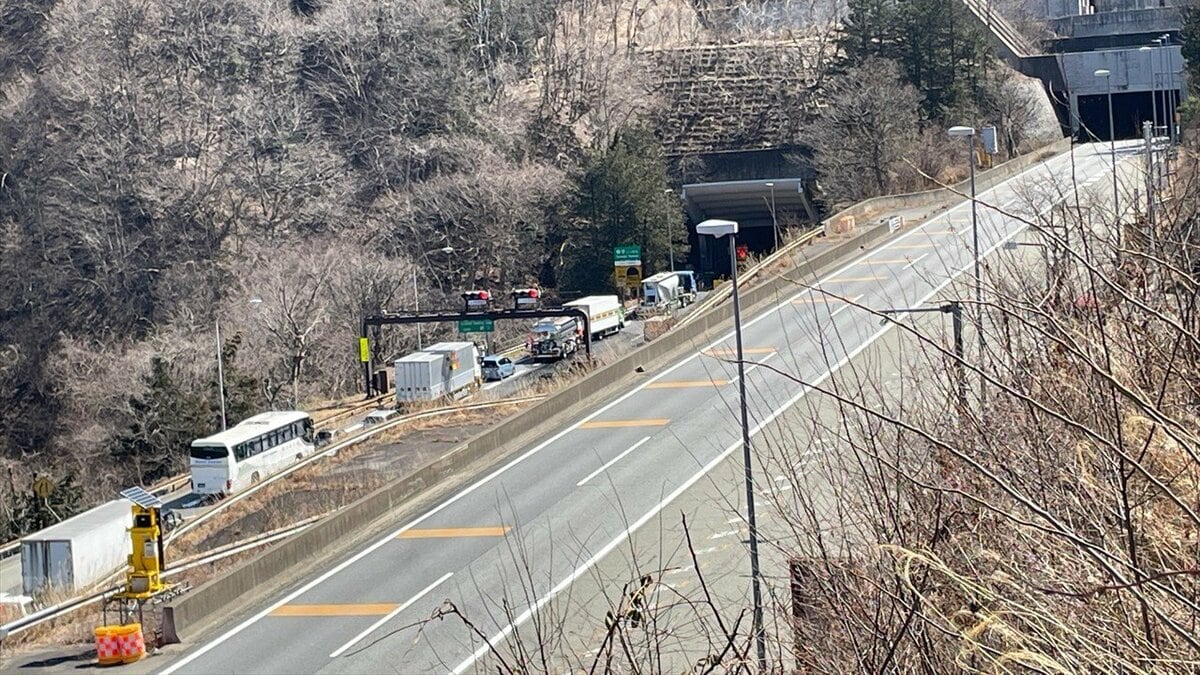 中央道 勝沼ICー大月JCT 上り線通行止め続く 勝沼IC先頭に2km渋滞も
