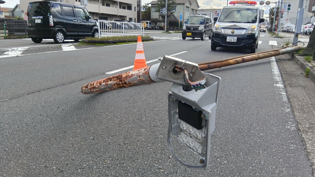 強風と老朽化が原因か　国道沿いの街灯が車道に倒れる