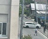 歩道に乗り上げ…傾いた電柱…高校の昇降口近くで乗用車が電柱に衝突、けが人や停電なし|TBS NEWS DIG