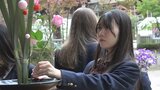七五三参りの写真映えスポットに 武田神社で高校生が彩り豊かに花を生ける 甲府|TBS NEWS DIG