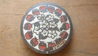 初のカラーの販売も「マンホーラー」にも人気のマンホールの蓋を販売へ　色なしは3000円、リンゴをデザインしたカラーは入札方式で　ただし引き取りに出向くのが条件　長野市　|TBS NEWS DIG