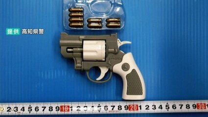 ディスプレイ拳銃 中国製“おもちゃの銃”に実際の拳銃と同じ発射性能…ゲームコーナーの