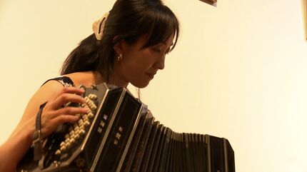 \"バンドネオンを奏でる人 \" アルゼンチン壁掛け sddefault.jpg