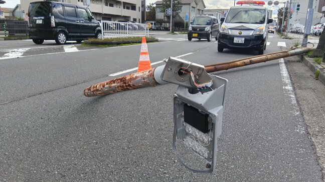 強風と老朽化が原因か 国道沿いの街灯が車道に倒れる|TBS NEWS DIG