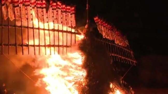 300年の伝統 ｢とうどおくり｣ 高さ12mの巨塔が夜明け前の寒空を焦がす【愛媛･新居浜市】|TBS NEWS DIG