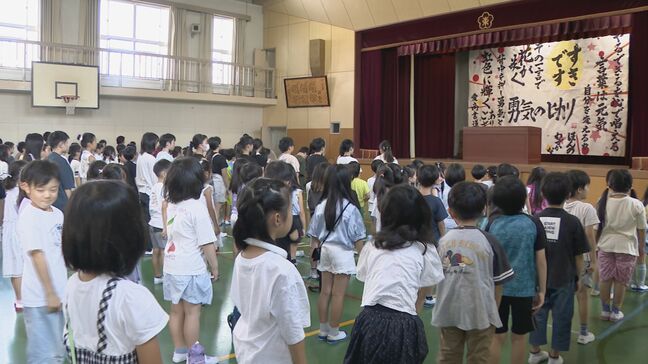 猛暑の中で2学期スタート でも始業式の体育館はクーラー無し 熱中症警戒でハンディファンもOKに 水分補給や日傘で対策も 名古屋|TBS NEWS DIG