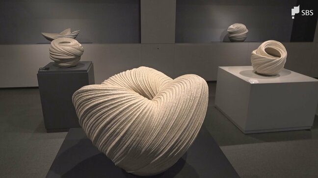 形を変え続ける海の波のイメージを表現した「聴涛展」 地元陶芸家、崎山隆之さんの新作15点展示＝静岡・西伊豆町|TBS NEWS DIG