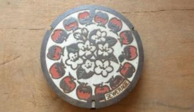 初のカラーの販売も「マンホーラー」にも人気のマンホールの蓋を販売へ　色なしは3000円、リンゴをデザインしたカラーは入札方式で　ただし引き取りに出向くのが条件　長野市　|TBS NEWS DIG