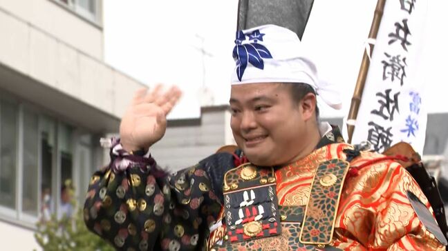ドラムさんが三島にやってきた！頼朝役で"旗挙げ行列"に参加 「貫禄があった」多くのファンが沿道に＝静岡・三島市|TBS NEWS DIG