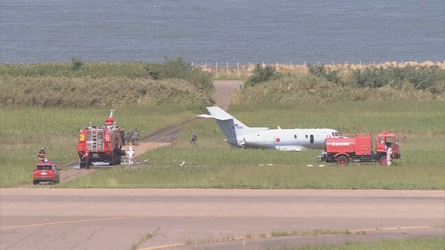 【逸脱した瞬間の動画】航空自衛隊救難隊の機体が滑走路を逸脱【続報】新潟空港のＡＢ滑走路は一時閉鎖 複数便が欠航|TBS NEWS DIG
