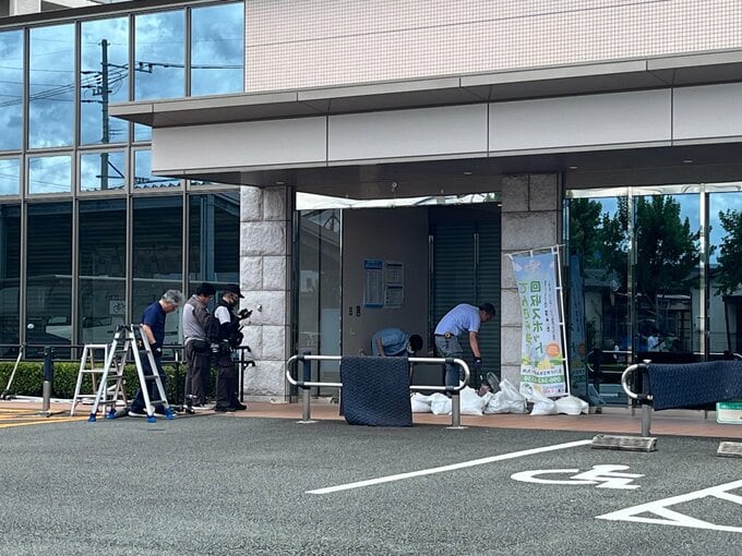 「銀行に車が突っ込んだ」　７８歳の男性　運転操作誤ったか　けが人なし|TBS NEWS DIG
