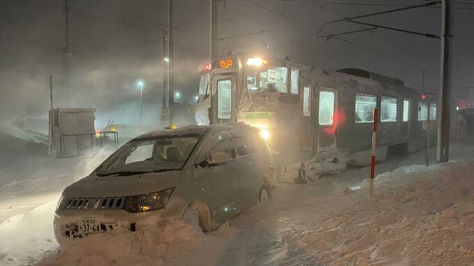 猛吹雪の踏切で列車と乗用車が衝突　乗用車の男性軽傷　乗客約170人は救護バスへ　学園都市線は運転見合わせ　|　北海道のニュース｜HBC北海道放送