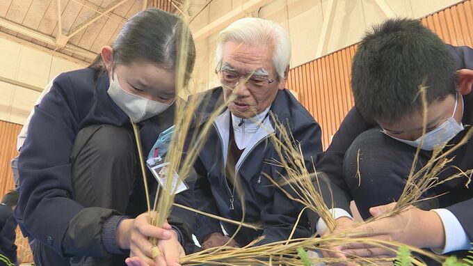 正月に向けて児童がしめ縄づくり「両手でわらを編むところが難しかった」|TBS NEWS DIG