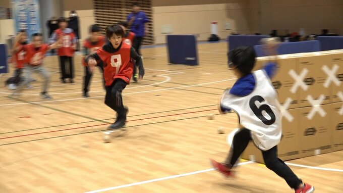 「雪も地面にないから走りやすくて雪合戦よりはやりやすかった」少雪で雪合戦が新聞紙玉合戦に変更も熱戦繰り広げられる　|　青森のニュース│ATV NEWS│青森テレビ