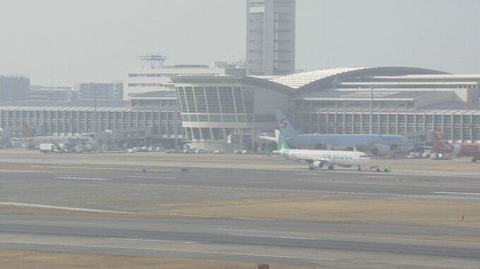 空港内を移動するバス車内で20代空港関係者の女性にいきなり尻を触るわいせつ行為か　47歳会社員の男｢故意ではない｣容疑を否認　|　福岡のニュース｜RKB NEWS｜RKB毎日放送