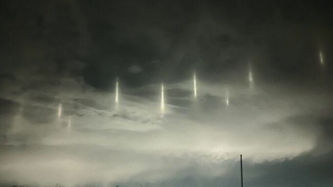 「エヴァっぽい」「FFっぽい」と話題に　夜空にいくつもの幻想的な「光の柱」が出現　正体は…「漁火光柱」　|　BSSニュース | BSS山陰放送