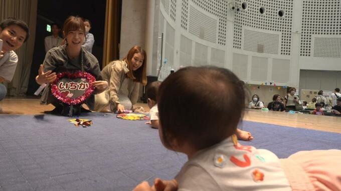 赤ちゃんハイハイレース！ じっと動かずもパパ「一番かわいかったから優勝」　那覇市で子育てイベント|TBS NEWS DIG