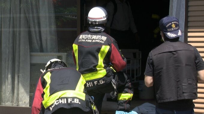 玄関先まで煙が充満…台所焼く火事で男性1人搬送も命に別状なし　当時、火を使っていたとみられ警察と消防が詳しい原因調査中【高知】　|　高知のニュース・天気｜KUTV NEWS | KUTVテレビ高知