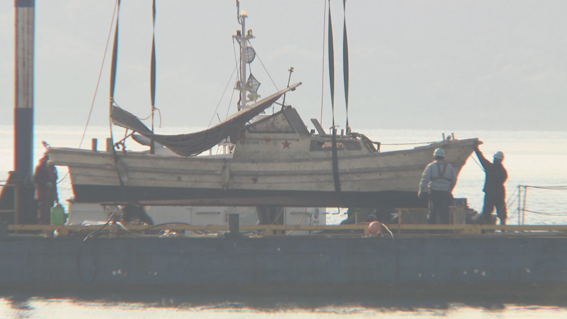 沈没したプレジャーボートの引き揚げ実施 笠戸湾3人死亡船舶事故 山口 沈没したプレジャーボートの引き揚げ実施 笠戸湾3人死亡船舶事故 山口