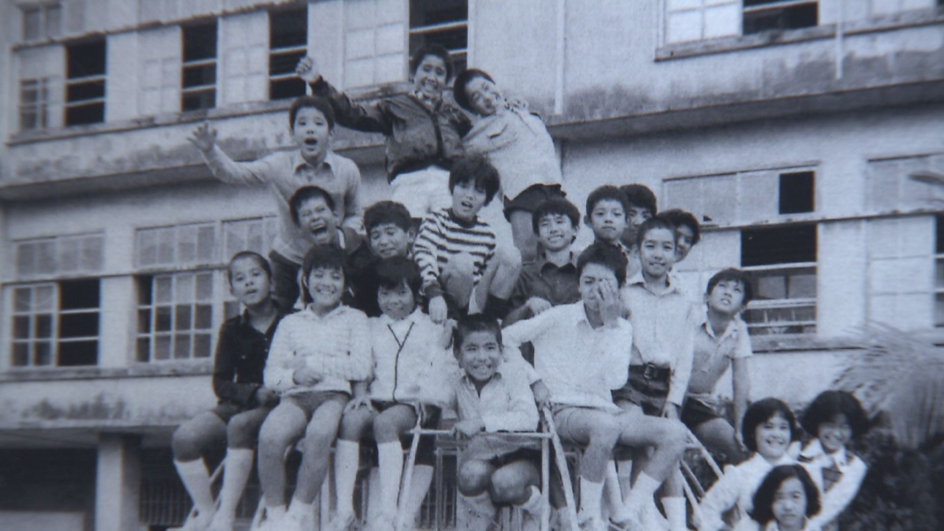 『小学校の在りし日の姿を振り返ろう』 統廃合した久茂地と前島小学校　懐かしい写真で当時を懐かしむ