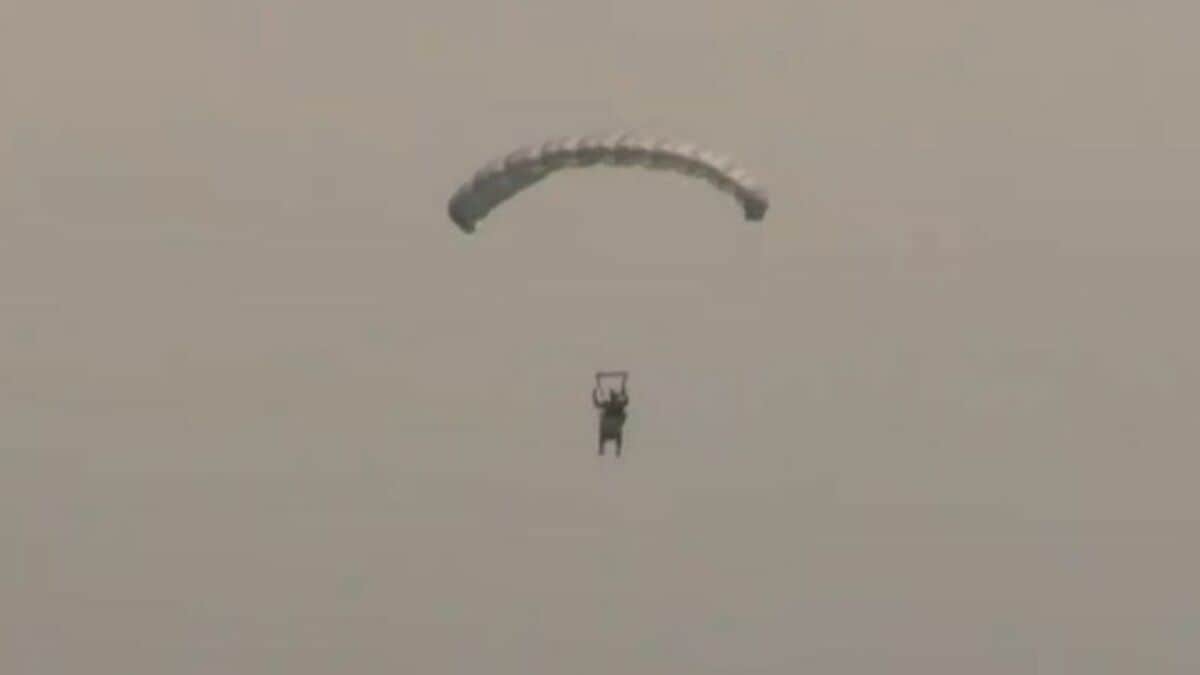 上空3000mから降下…喜界島で陸自第1空挺団が降下訓練　災害・有事に備え「島しょ部での能力向上」　鹿児島