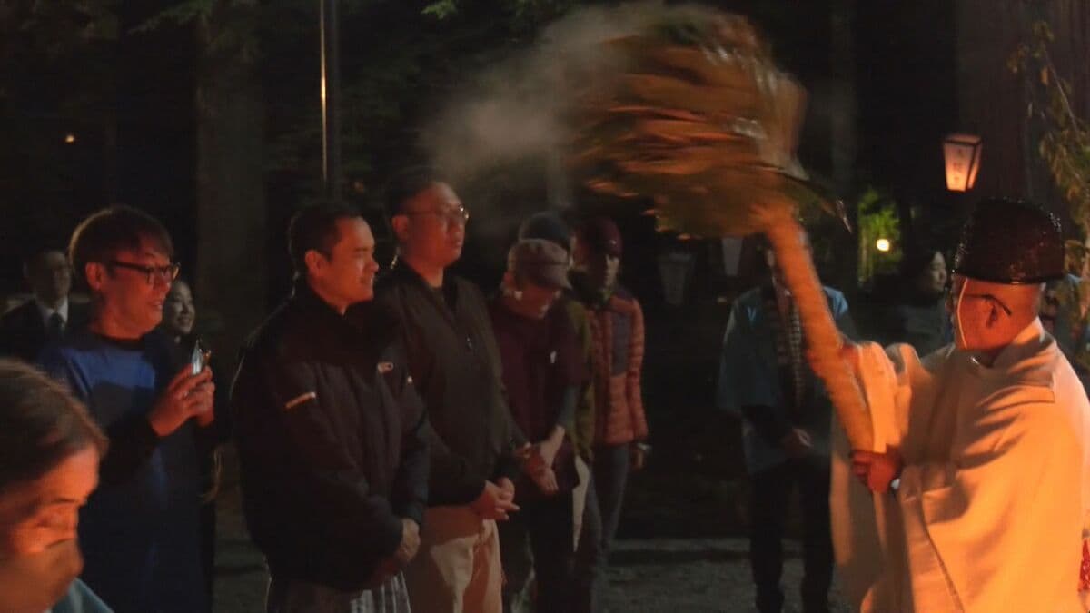 煮えたぎる湯が参拝者に振りかけられ「無病息災」願う　温泉に感謝する「湯花まつり」 岐阜・高山市 平湯温泉  