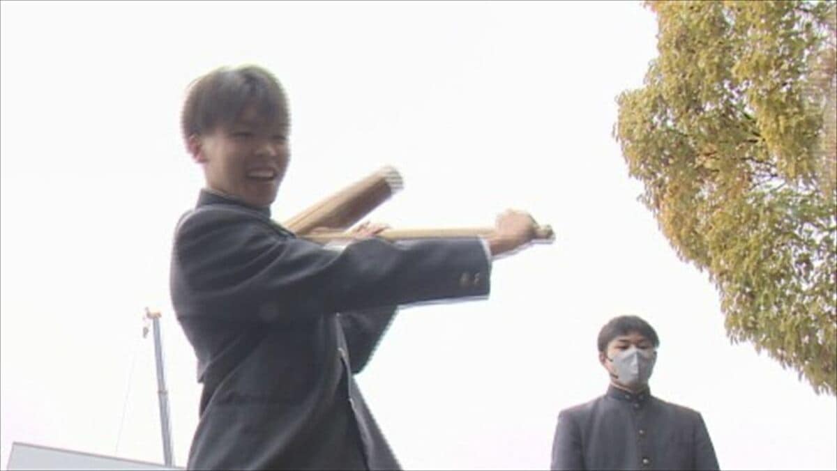 「来年は県ベスト4をとる」応援団の掛け声に合わせて『団結餅つき』　新年の発展を願う高校伝統行事　甲府工業高校