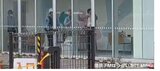 「女性から離れて刃物を捨てなさい！」女子大学生（22）がナイフ突きつけられ… 警察官の説得に応じた男（38）を現行犯逮捕　白昼の商業施設で起きた強盗事件　広島　|　RCC NEWS | 広島ニュース | RCC中国放送