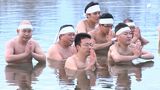 天竜川で「大寒みそぎ」若手神職ら35人参加 「入る前は寒かったが非常にすがすがしい」=浜松市中央区 | 静岡のニュース | SBSNEWS | 静岡放送