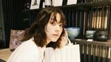 【 のん 】 「今日は雨が降っているね。」白シャツ姿で落ち着いたカフェでの休日を公開 「雨の休日しっとりのんちゃん素敵」「今日はお姉さんっぽい写真。素敵です」と反響続々|TBS NEWS DIG