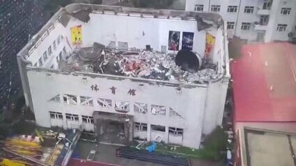 中国・黒竜江省 中学校体育館の屋根が崩落し生徒ら11人死亡 保護者らが