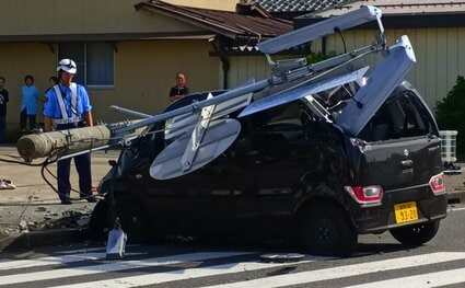 信号機の柱に軽乗用車が衝突 意識不明だった78歳の男性が死亡 柱は途中