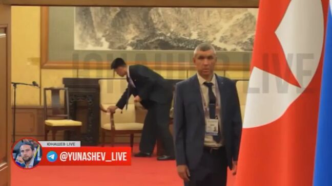 プーチン大統領との会談後 金正恩総書記が座っていた椅子を随行員が入念に拭く|TBS NEWS DIG