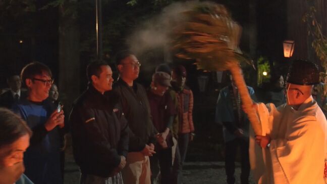 煮えたぎる湯が参拝者に振りかけられ「無病息災」願う　温泉に感謝する「湯花まつり」 岐阜・高山市 平湯温泉  |TBS NEWS DIG