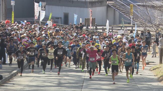 恒例！福男福女競走　今年の一番福は？　信夫三山暁まいりに合わせ　福島|TBS NEWS DIG