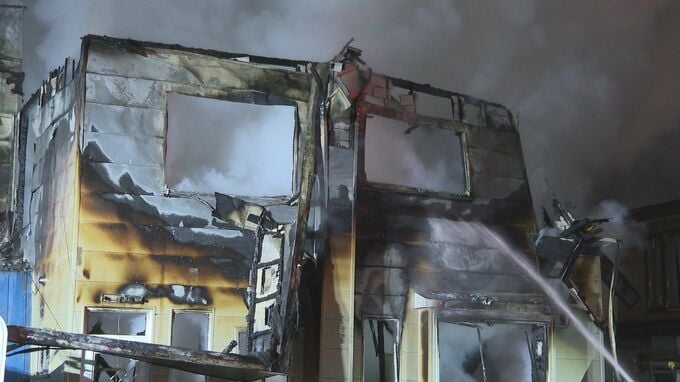 「隣の家の玄関先から炎が出ている」 整骨院を兼ねた住宅が全焼 内部から3人の遺体 連絡が取れていない住人か 北海道千歳市|TBS NEWS DIG