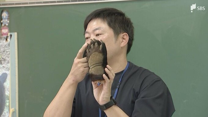 「非常に鋭い爪がある」クマの生態や出会った時の対処法学ぶ 小学校で出前講座＝静岡・富士宮市|TBS NEWS DIG